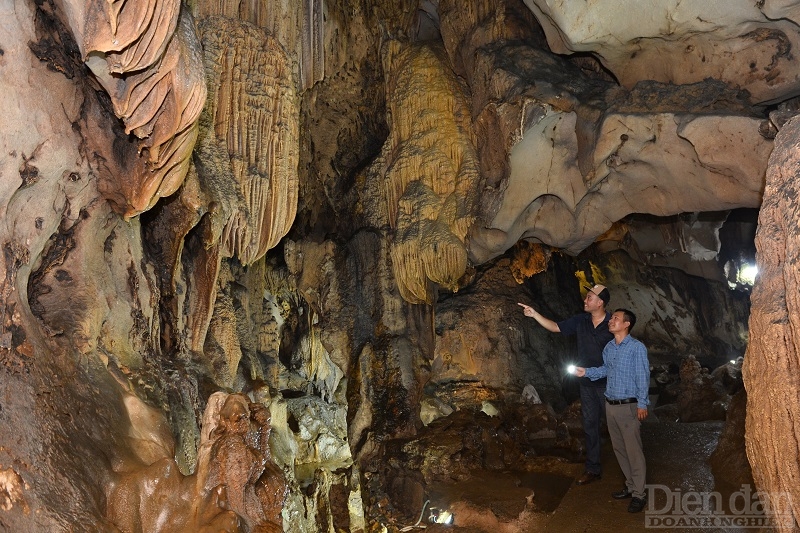Du khách thăm hang động tại Cát Bà