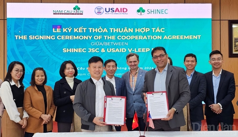 Lễ ký kết thoả thuận hợp tác để phát triển năng lượng sạch tại KCN Nam Cầu Kiền giữa Công ty Cổ phần Shinec (Shinec) và Chương trình Năng Lượng Phát Thải Thấp Việt Nam II (V-LEEP II) do Cơ quan Phát triển Quốc tế Hoa Kỳ (USAID) tài trợ