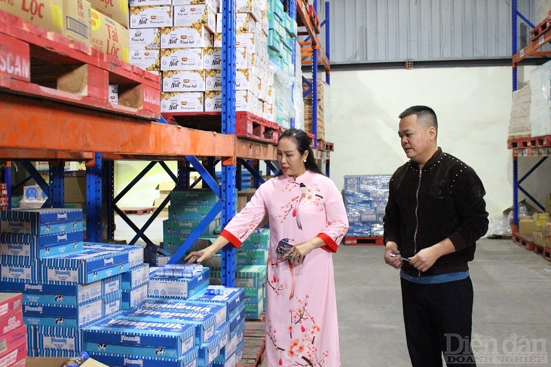 Bà Phạm Thị Băng Tâm – Giám đốc Công ty TNHH Thương mại và Dịch vụ Toàn Tâm kiểm tra hàng hoá trước khi phân phối đến các đại lý trên địa bàn