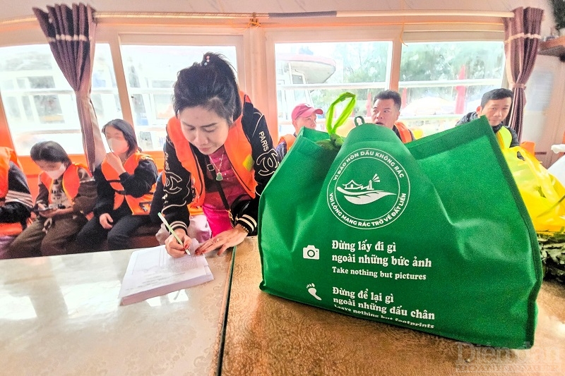 Du khách được phát túi bảo vệ môi trường khi về dự lễ hội Đảo Dấu