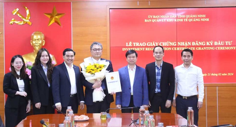 BQL KKT Quảng Ninh trao giấy chứng nhận đầu tư dự án sản xuất vòng bi, thiết bị chuyển động tuyến tính cho đại diện Công ty TNHH IKO Thompson Việt Nam (Ảnh: Báo Quảng Ninh)