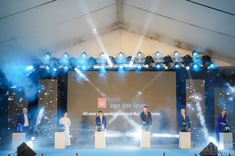 Các đại biểu thực hiện nghi thức khánh thành nhà máy mới của Công ty TNHH Van Der Leun Việt Nam