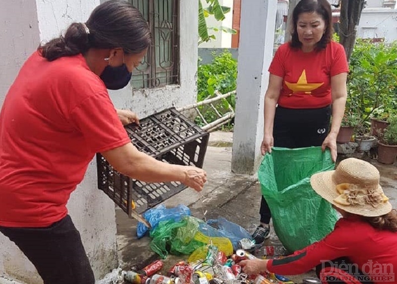 Các hội viên Hội LHPN quận Đồ Sơn, TP Hải Phòng tham gia thu gom, phân loại rác thải