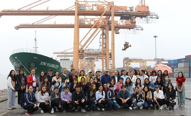 Các đại biểu tham gia buổi thực tế để trao đổi, chia sẻ kinh nghiệm tại Cảng Tân Vũ