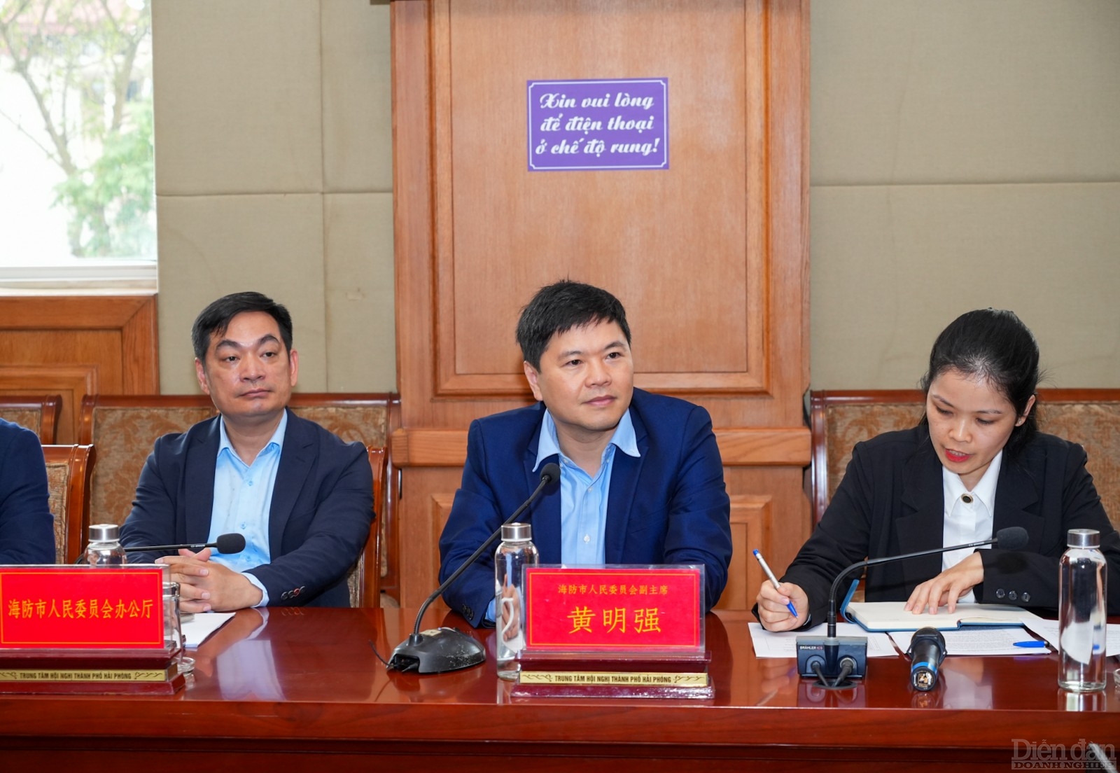 Ông Hoàng Minh Cường – Phó Chủ tịch UBND TP Hải Phòng thông tin giới thiệu về môi trường đầu tư, kinh doanh của TP Hải Phòng tới các doanh nghiệp Trung Quốc