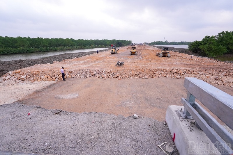Tỉnh Quảng Ninh đã đầu tư Dự án đường dẫn cầu Bến Rừng thuộc địa phận tỉnh Quảng Ninh dài 2,3km và nút giao với tổng mức đầu tư 356 tỷ đồng sử dụng ngân sách tỉnh Quảng Ninh, dự kiến sẽ hoàn thành cùng với cầu Bến Rừng