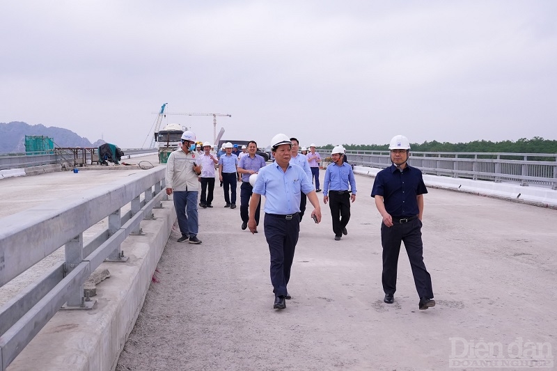 Ông Nguyễn Đức Thọ - Phó Chủ tịch UBND TP Hải Phòng kiểm tra thực địa tiến độ Dự án đầu tư xây dựng cầu Bến Rừng kết nối TP Hải Phòng và tỉnh Quảng Ninh