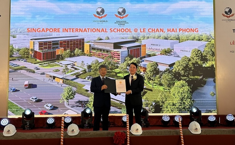 Ông Lê Khắc Nam - Phó Chủ tịch UBND TP Hải Phòng trao giấy quyền sử dụng đất cho doanh nghiệp