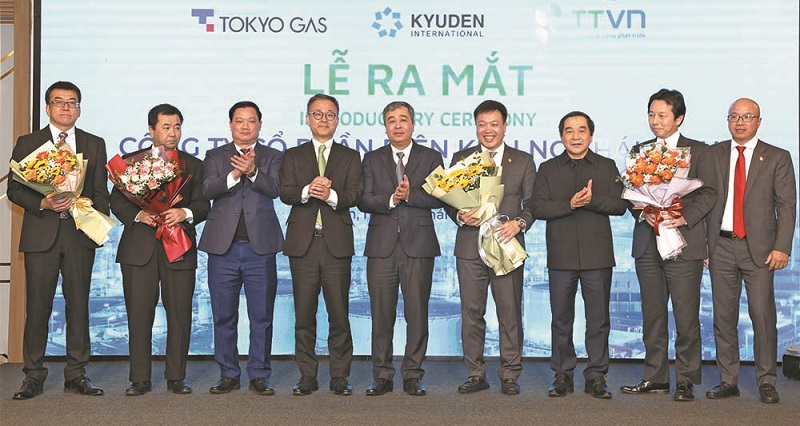 Lãnh đạo tỉnh Thái Bình tặng hoa Ban lãnh đạo Công ty cổ phần Điện khí LNG Thái Bình trong lễ ra mắt Công ty