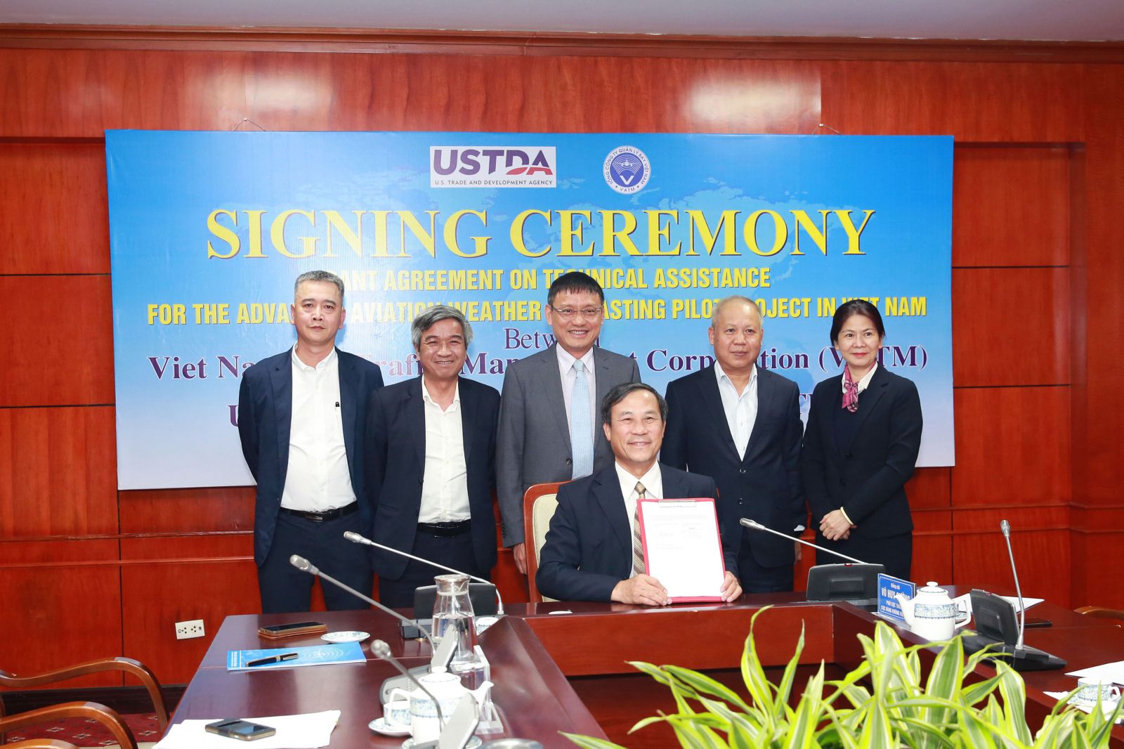 Tổng Giám đốc Đoàn Hữu Gia và đại diện USTDA ký kết thỏa thuận