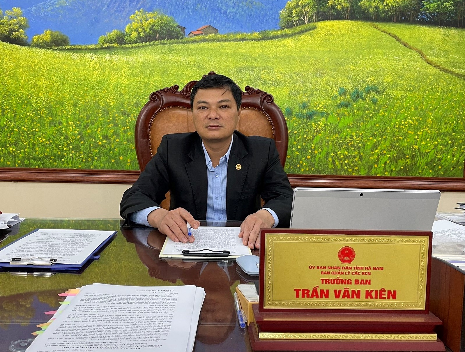 Trưởng Ban quản lý các KCN tỉnh Hà Nam Trần Văn Kiên trao đổi với PV (Ảnh: Kim Dung)