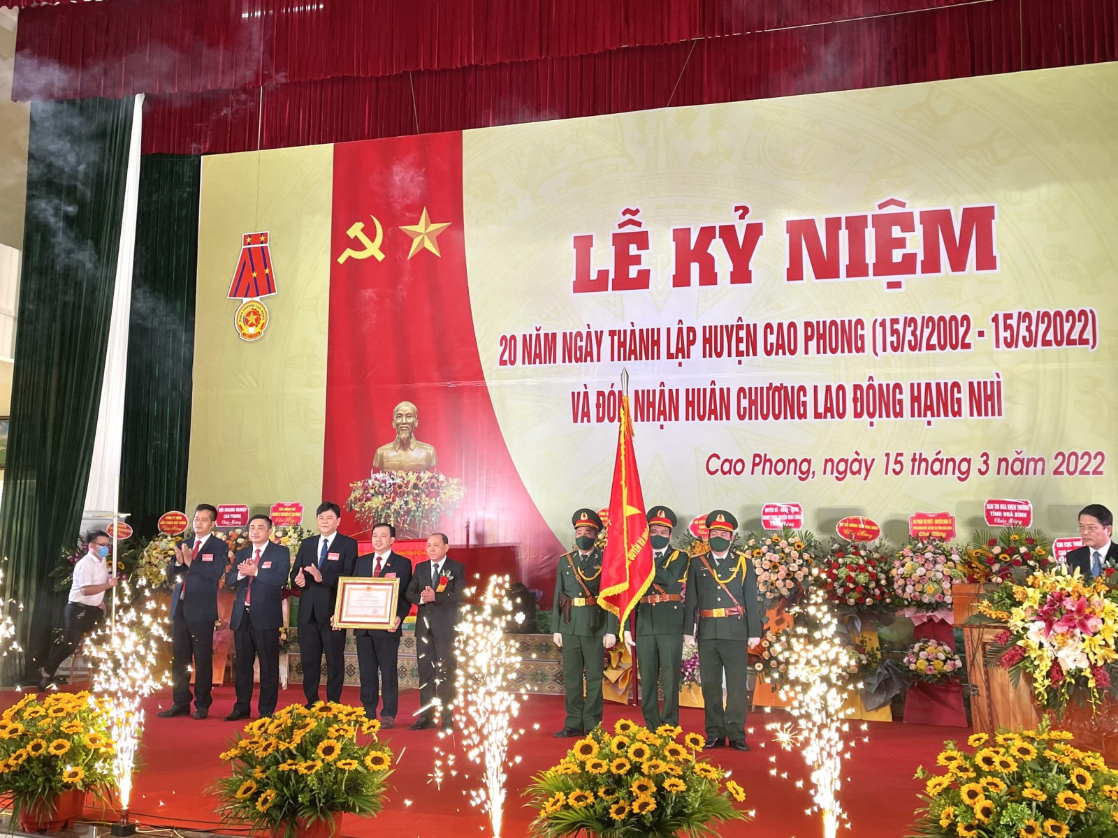 Nhân dịp này, huyện Cao Phong vinh dự được đón Huân chương Lao động hạng Nhì của Chủ tịch nước trao tặng.