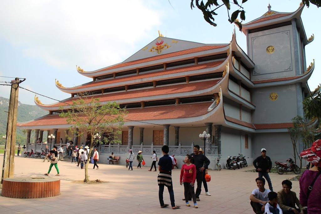 Quần thể khu du lịch chùa Tiên, xã Phú Nghĩa (Lạc Thuỷ) thu hút du khách đến thăm quan, chiêm bái (Ảnh internet)