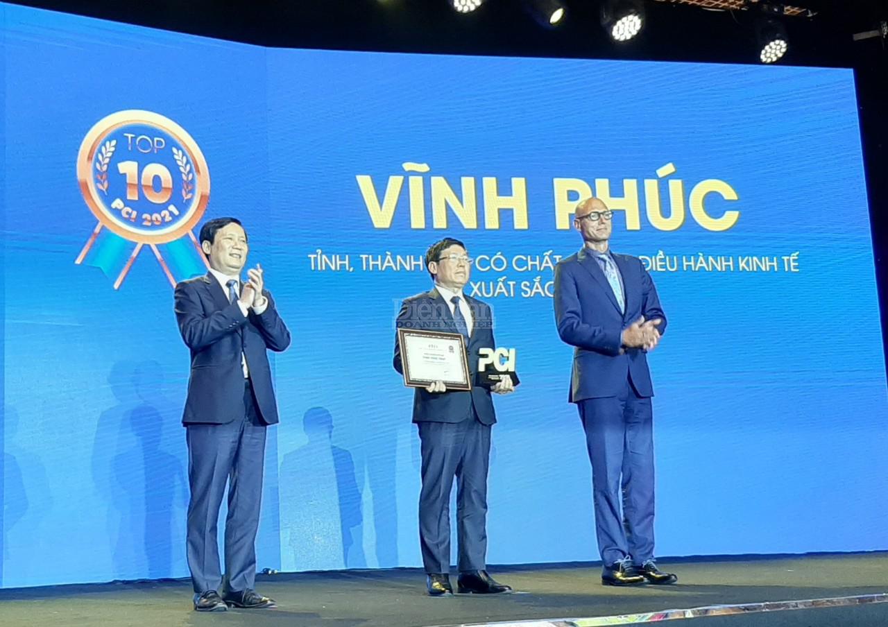 Chủ tịch UBND tỉnh Vĩnh Phúc Lê Duy Thành nhận kỷ niệm chương của VCCI tại Lễ công bố PCI ngày 27/04/2022 (Ảnh: Duy Phương)