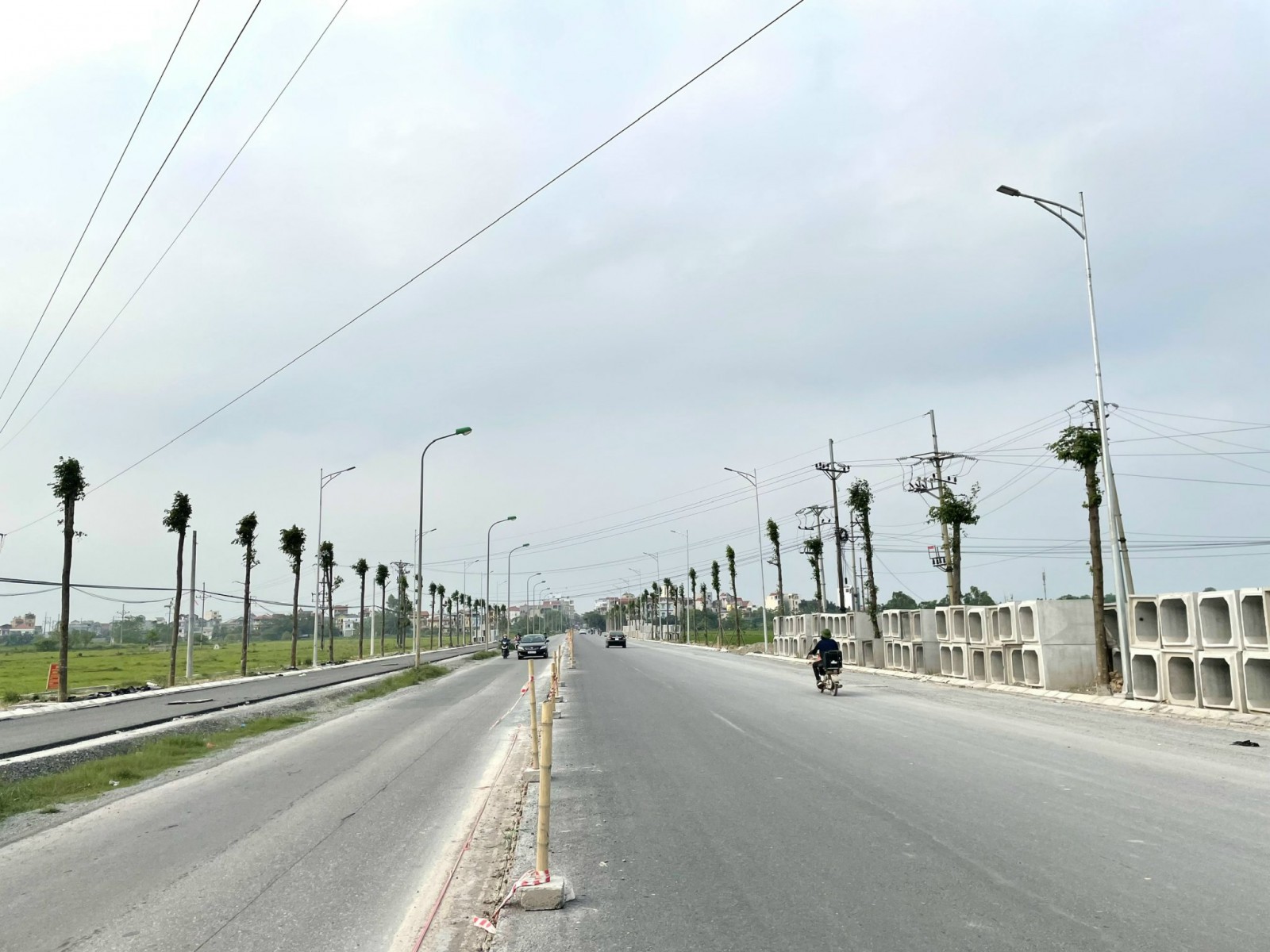 Dự án cải tạo, nâng cấp tuyến đường QL21B qua huyện Thanh Oai đang được gấp rút hoàn thành, tháo gỡ điểm nghẽn giao thông, tạo động lực phát triển các khu, CCN trên địa bàn huyện.