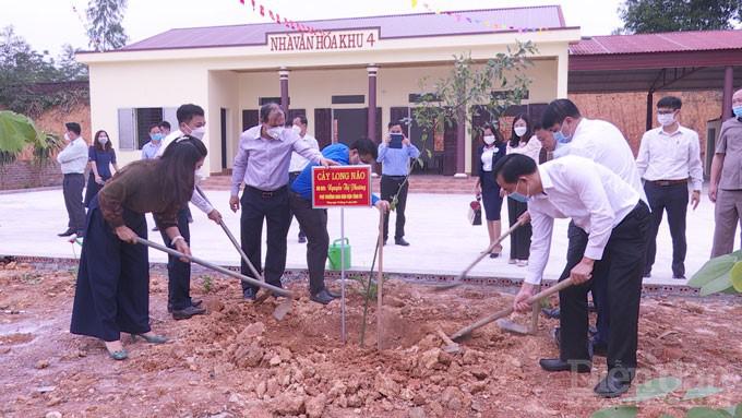 Chủ tịch UBND huyện Tam Nông Quách Hải Lý cùng lãnh đạo Ban Dân vận Tỉnh ủy trồng cây lưu niệm tại Nhà Văn hóa khu 4 xã Thọ Văn