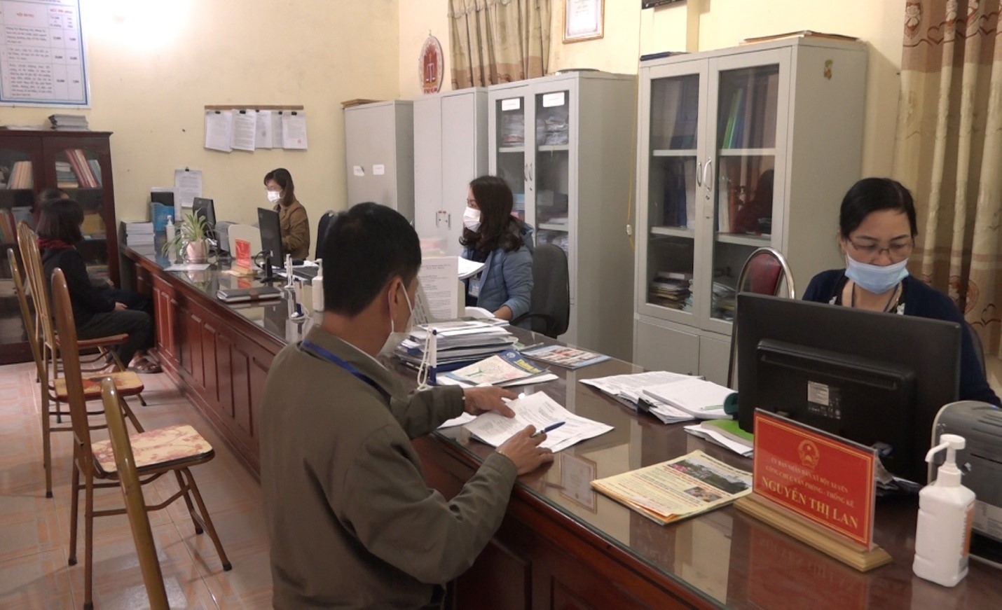 Công dân đến giao dịch tại bộ phận một cửa xã Bột Xuyên, huyện Mỹ Đức