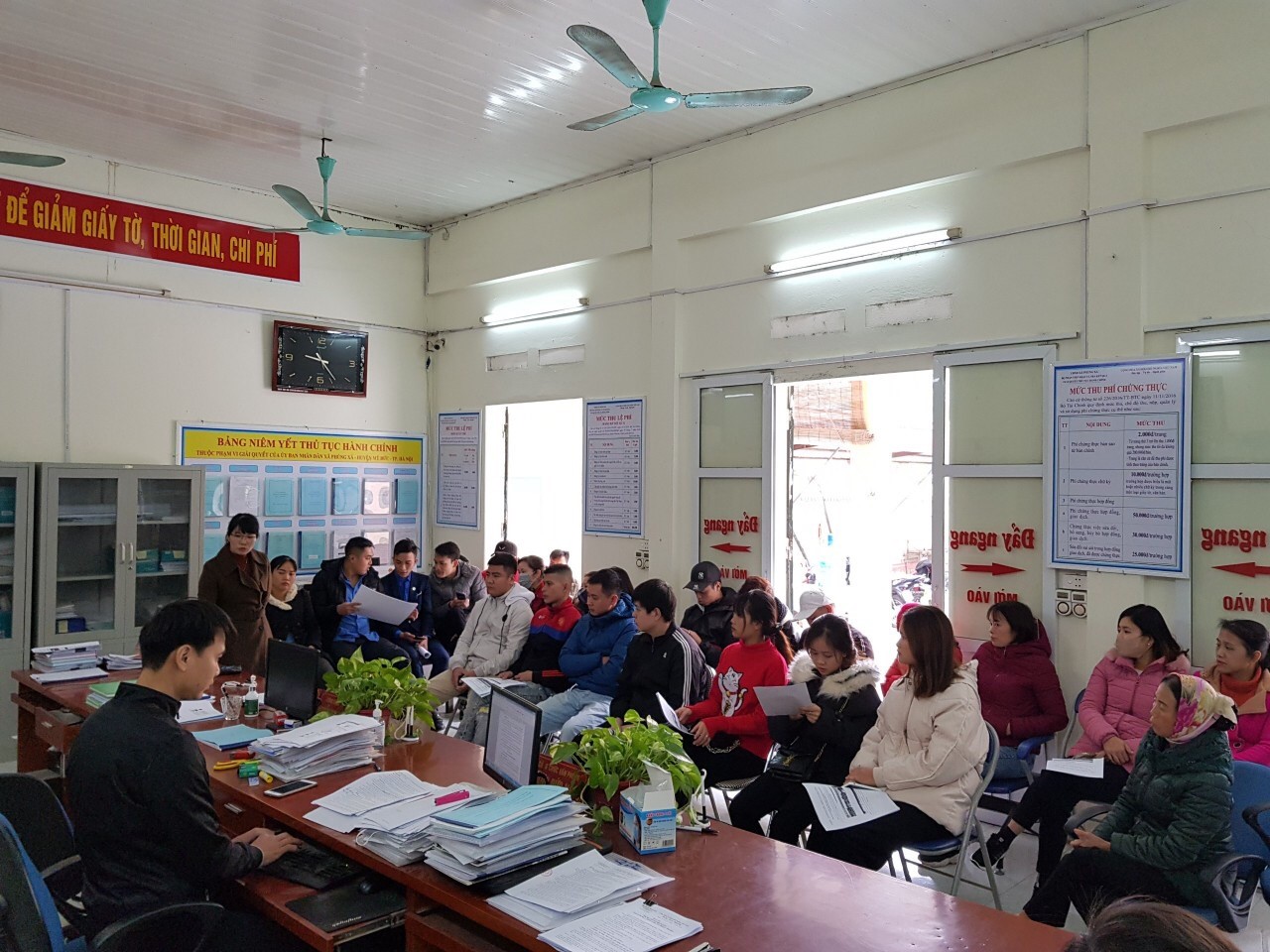 Xã Phùng Xá tập huấn, hướng dẫn người dân cách truy cập trang Dichvucong.hanoi.gov.vn