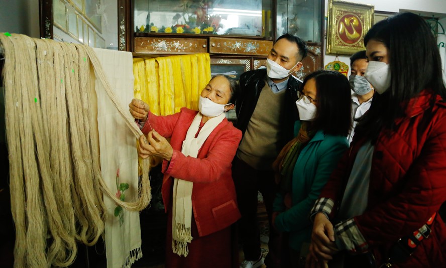 Đoàn khảo sát thăm mô hình sản xuất tơ sen của nghệ nhân Phan Thị Thuận - tại Làng nghề dệt Phùng Xá
