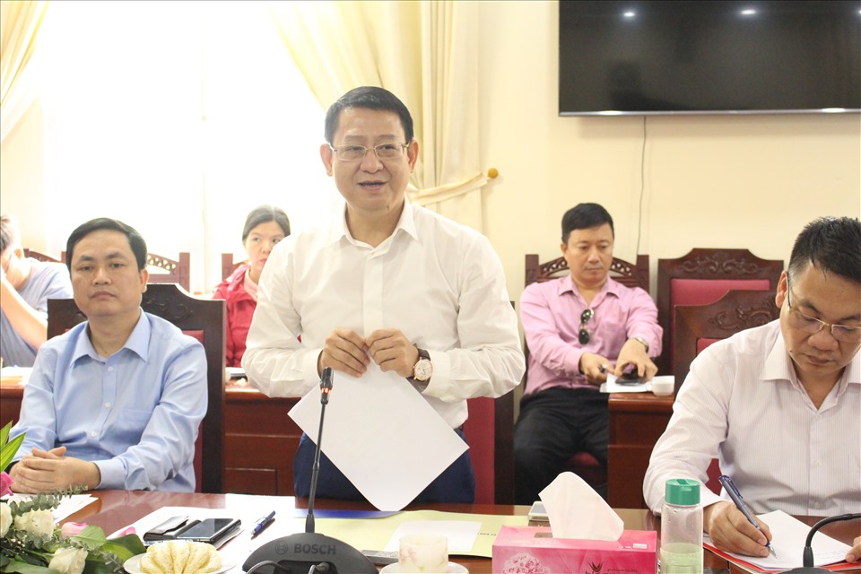 Chủ tịch UBND huyện Mê Linh Hoàng Anh Tuấn (đứng giữa)