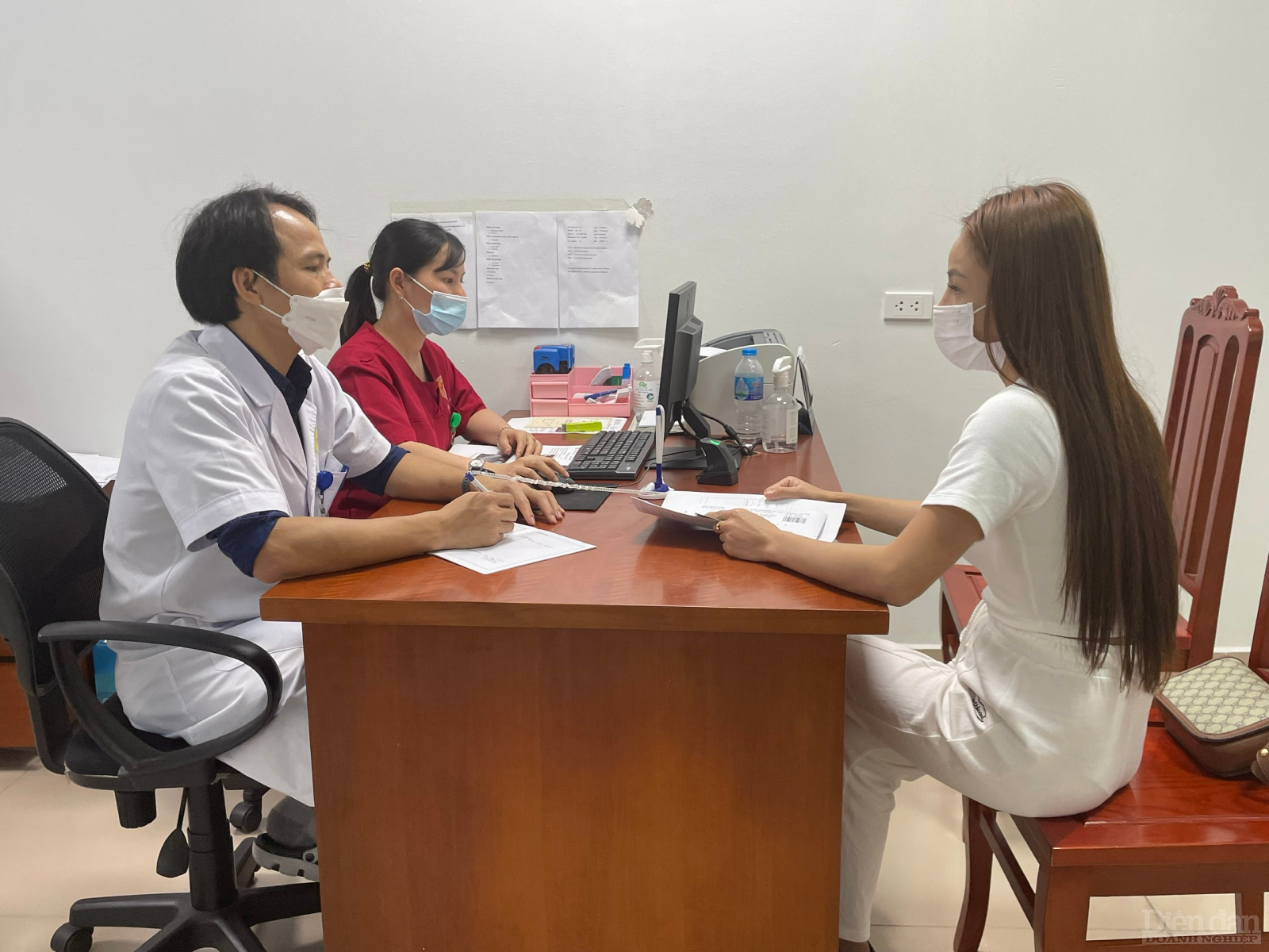 Các bác sỹ khoa Hỗ trợ sinh sản tư vấn cho bệnh nhân (ảnh Kim Dung)
