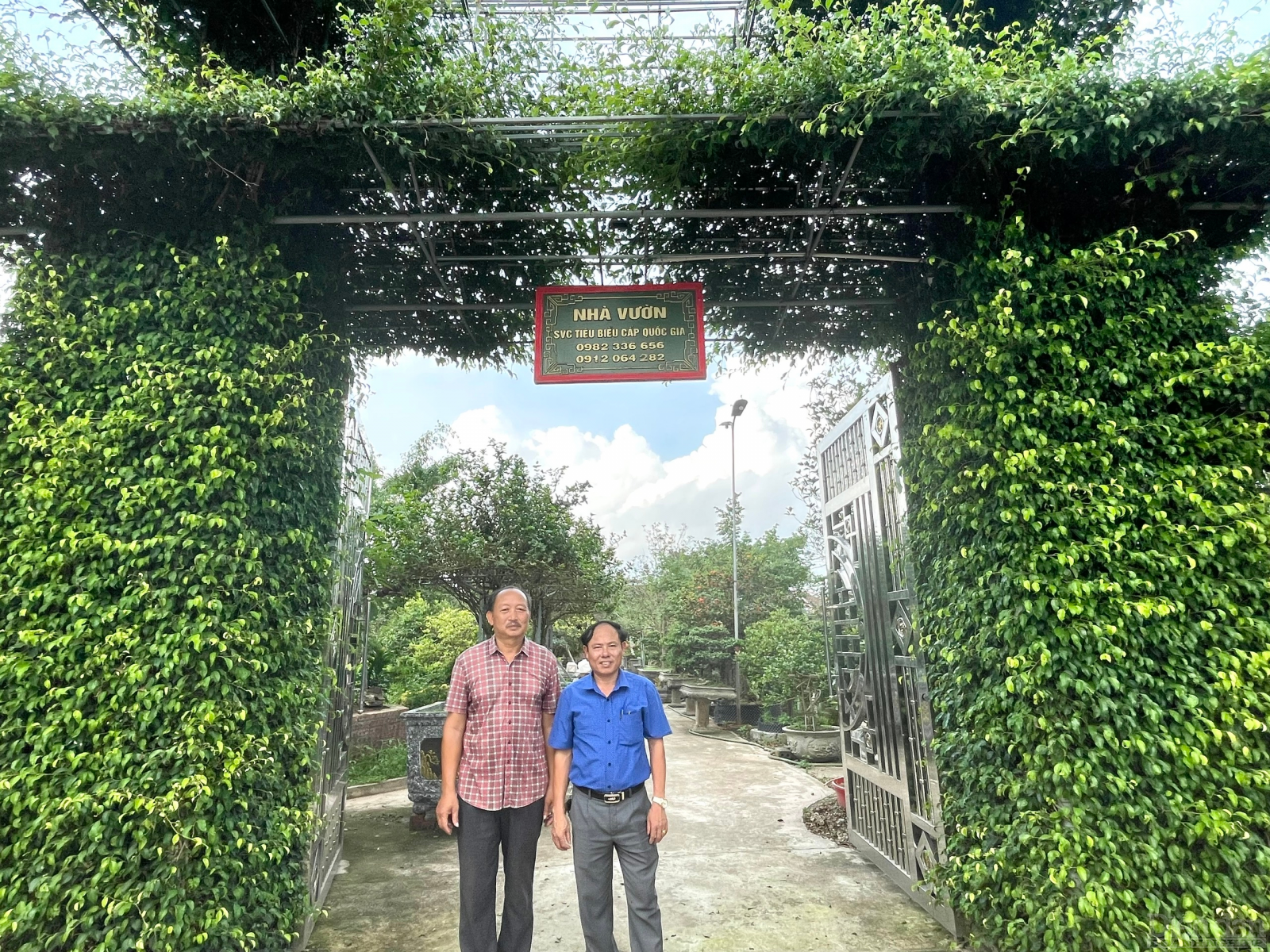 Chủ tịch UBND xã Bách Thuận – Nguyễn Kim Sáu thăm nhà vườn Sinh vật cảnh tiêu biểu cấp quốc gia của Nghệ nhân Nguyễn Như Tuấn