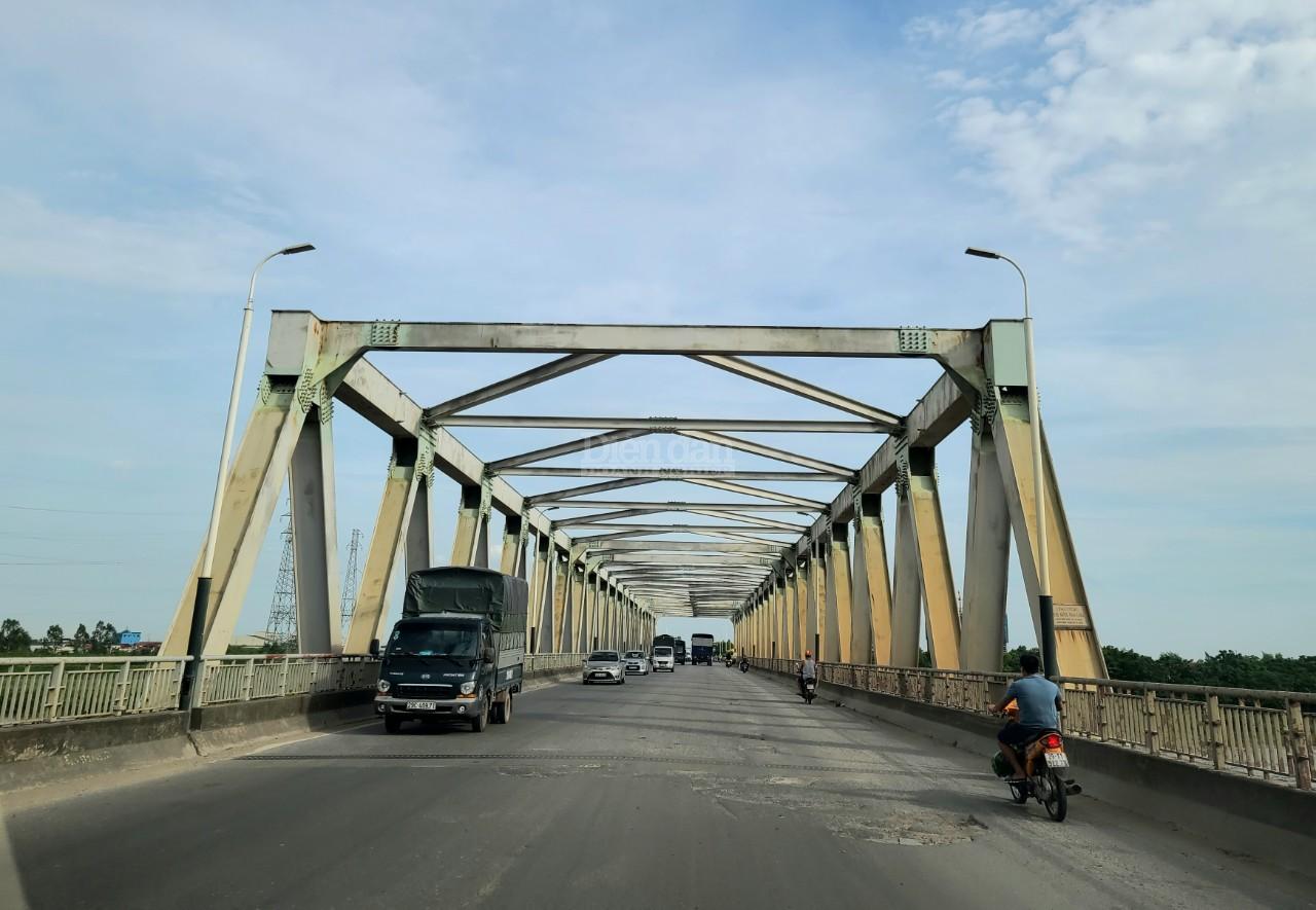 Cầu Hồ (Bắc Ninh) đang phải “gánh” hàng nghìn phương tiện mỗi ngày (Ảnh: Vũ Phường)