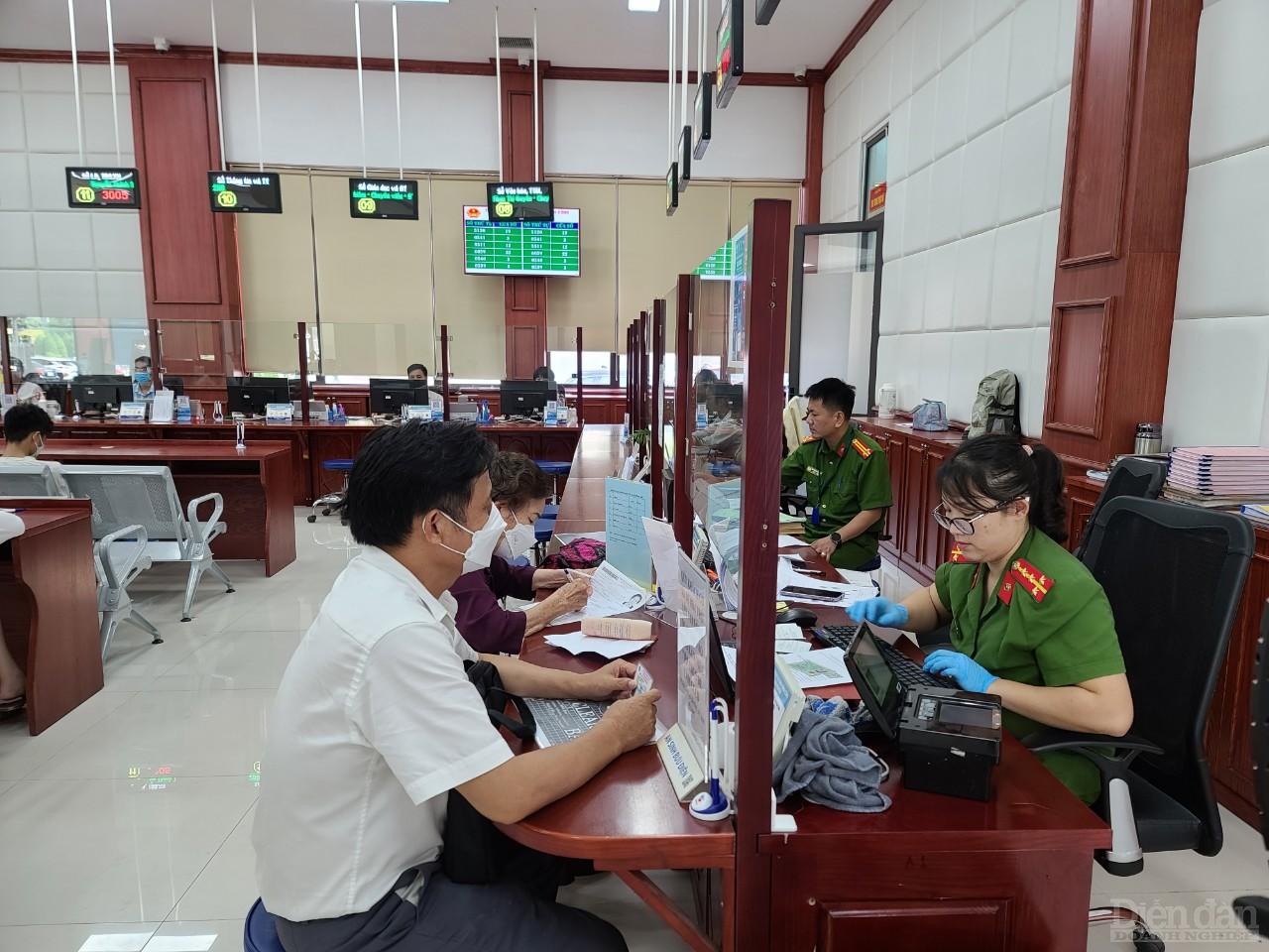 Chuyển đổi số mang lại lợi ích thiết thực cho người dân, doanh nghiệp (Ảnh: người dân thực hiện TTHC tại Trung tâm phục vụ hành chính công tỉnh Thái Nguyên)
