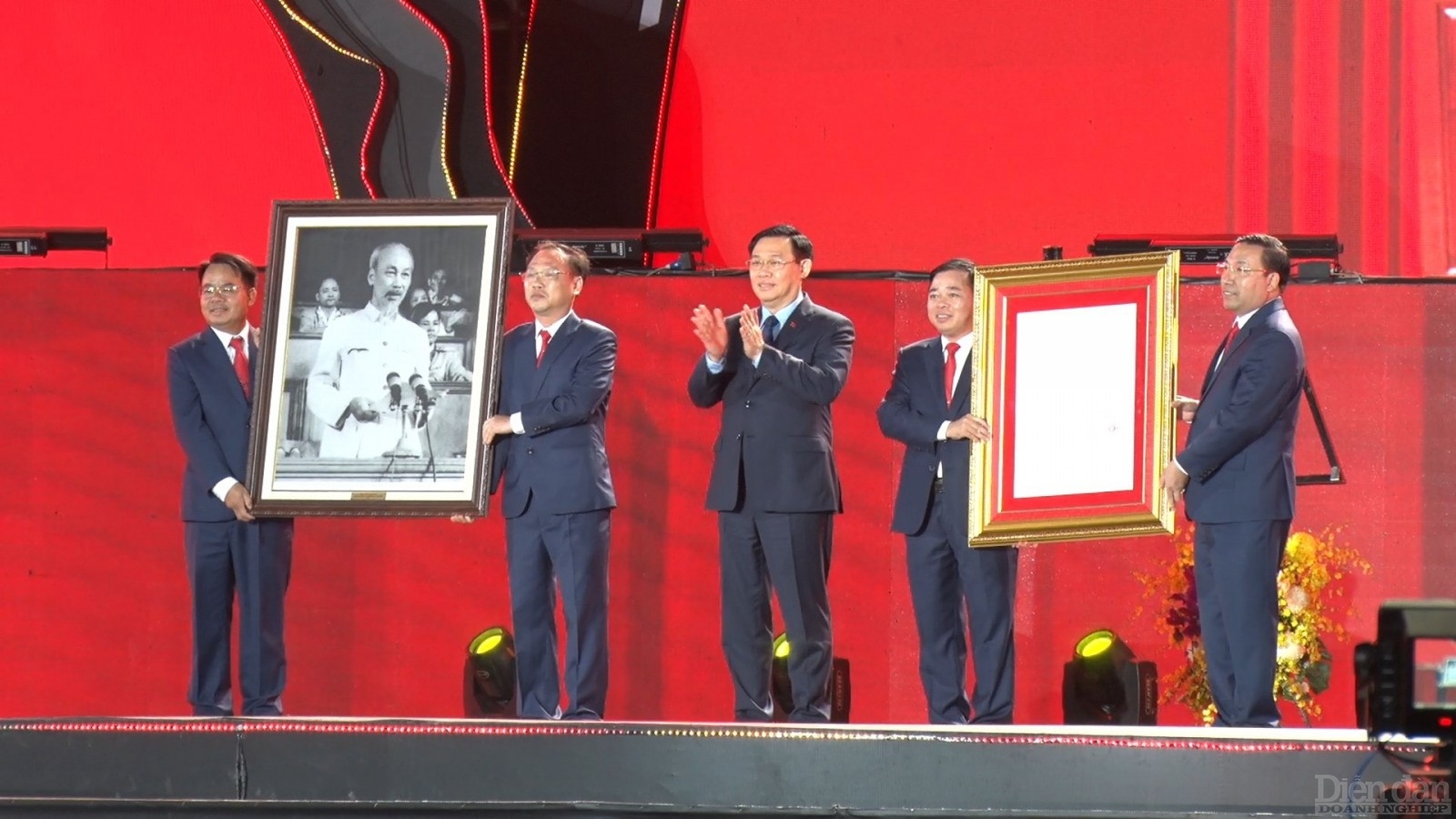 Chủ tịch Quốc hội trao Nghị quyết thành lập và bức ảnh Chủ tịch Hồ Chí Minh tặng thành phố Phổ Yên