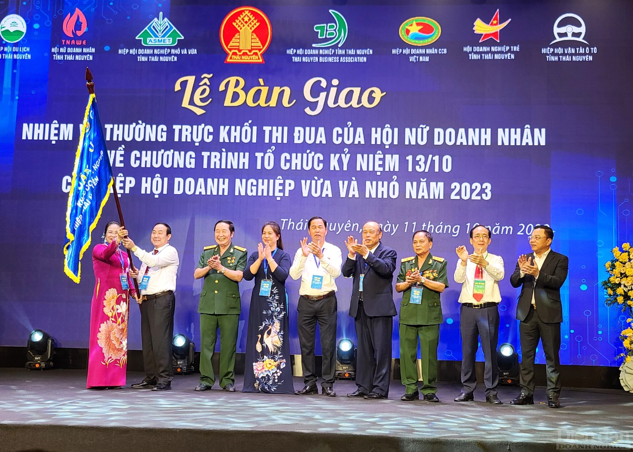 Lễ bàn giao nhiệm vụ thường trực khối thi đua của Hội Nữ doanh nhân tỉnh Thái Nguyên về chương trình tổ chức kỷ niệm 13/10/2023 của Hiệp hội Doanh nghiệp nhỏ và vừa tỉnh Thái Nguyên