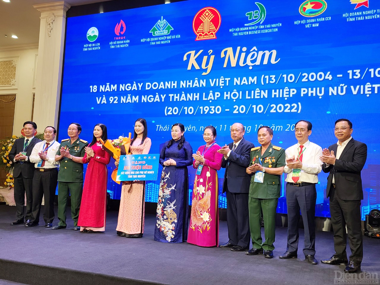 Tại buổi lễ, Ban Tổ chức đã dành tặng 200 triệu đồng để xây dựng nhà tình nghĩa cho phụ nữ nghèo tỉnh Thái Nguyên