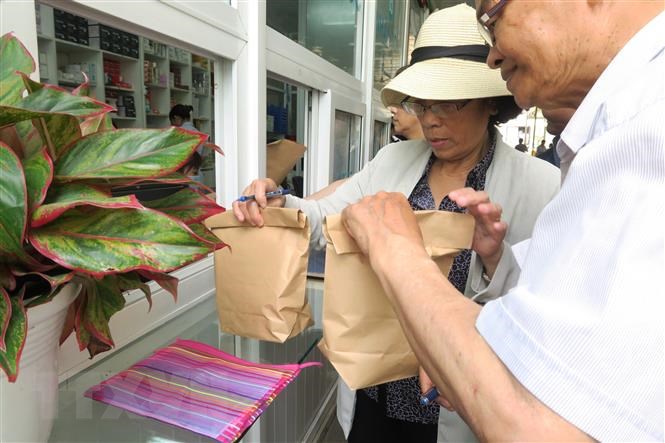 Cần thay đổi tư duy và hành động của doanh nghiệp và cộng đồng trong việc sử dụng bao bì thân thện với môi trường. Ảnh: Vietnamplus