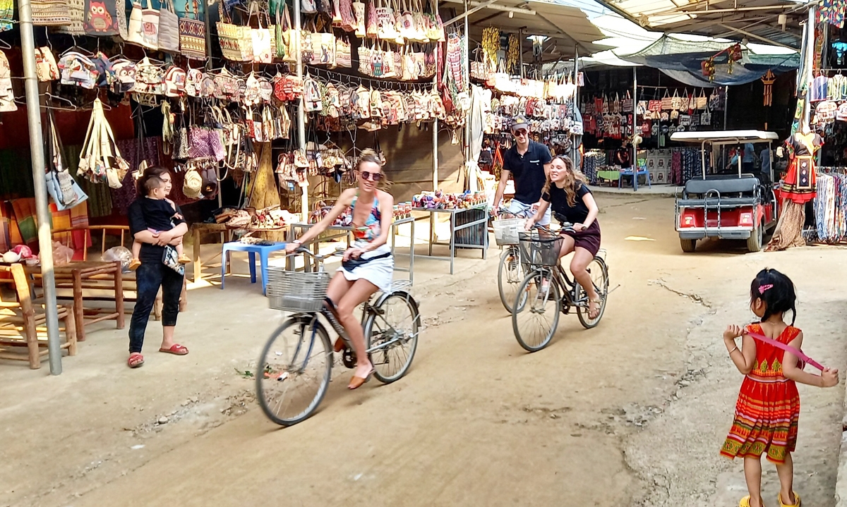 Du khách quốc tế đi xe đạp trải nghiệm cuộc sống cộng đồng