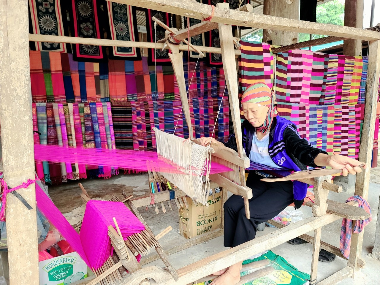 Dệt vải – nghề truyền thống đồng bào dân tộc Thái