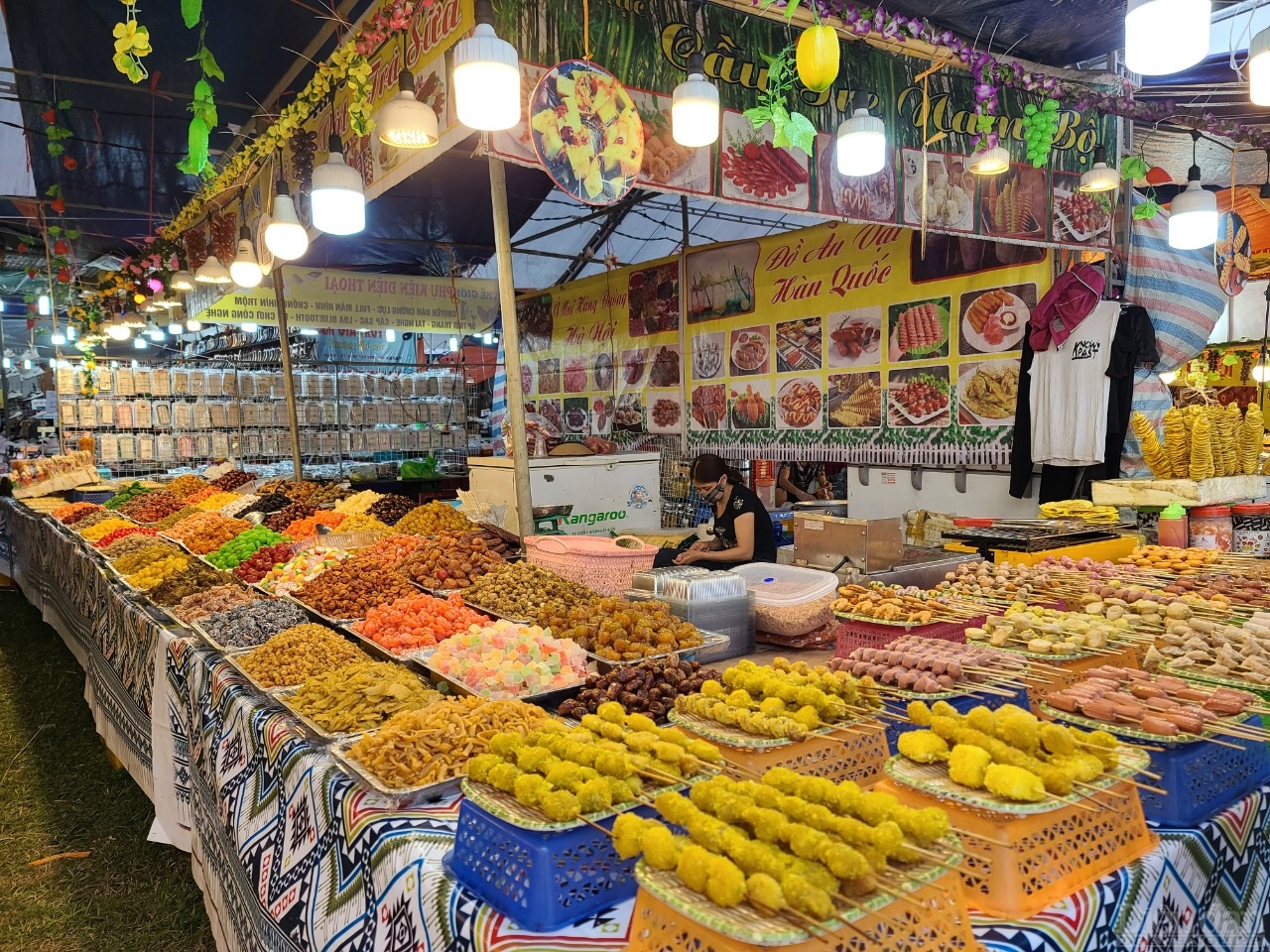 Ngoài ra, tại hội chợ thương mại huyện Cao Phong còn có các gian hàng giới thiệu các sản phẩm ẩm thực, sản phẩm công nghiệp của các doanh nghiệp, nhà sản xuất trên địa bàn tỉnh Hòa Bình