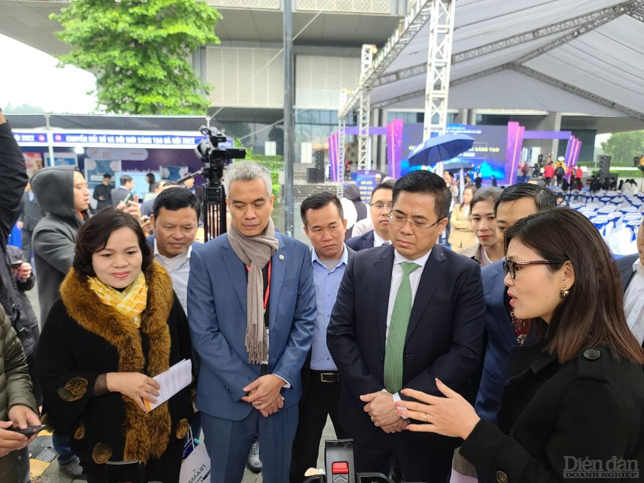 Thứ trưởng Bộ Khoa học và Công nghệ Nguyễn Hoàng Giang (thứ 2 bên phải) tham quan gian hàng triểm lãm công nghệ số