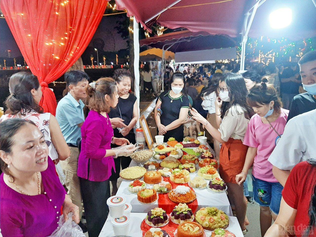 Du khách thưởng thức sản phẩm xôi Phú Thượng tại không gian ẩm thực trên phố đi bộ