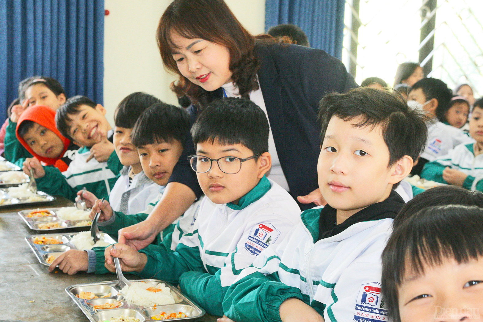 Cô Nguyễn Thị Huyền, Hiệu trưởng Trường Tiểu học Nam Sơn kiểm tra bữa ăn trưa của các em học sinh khối 3,4,5