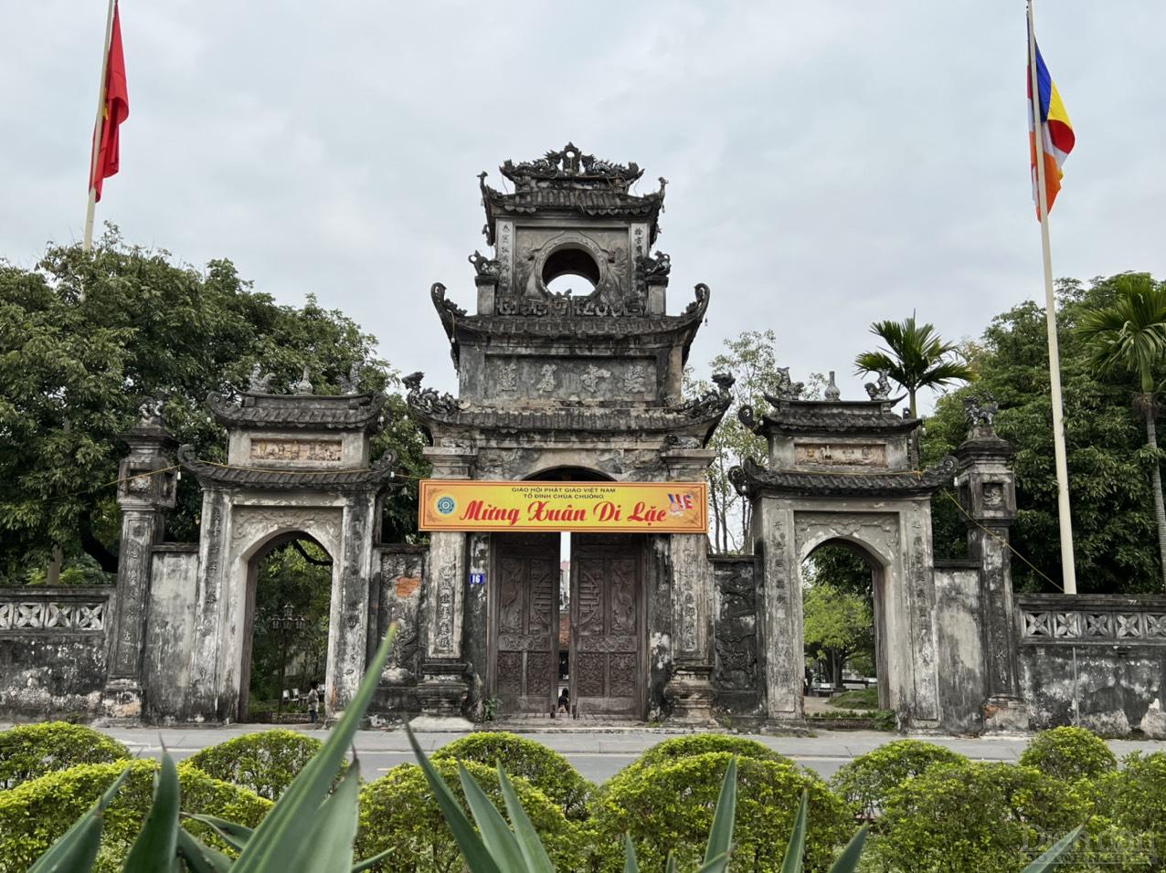 Di tích lịch sử Chùa Chuông có tên chữ là Kim Chung Tự được xây dựng từ thế kỷ XV, nằm tại thôn Nhân Dục, phường Hiến Nam, TP Hưng Yên… 