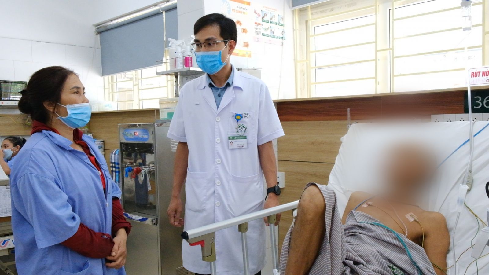 Một bệnh nhân bị ngộ độc cồn methanol nặng cấp cứu ở bệnh viện Bạch Mai. Ảnh Khánh Huyền