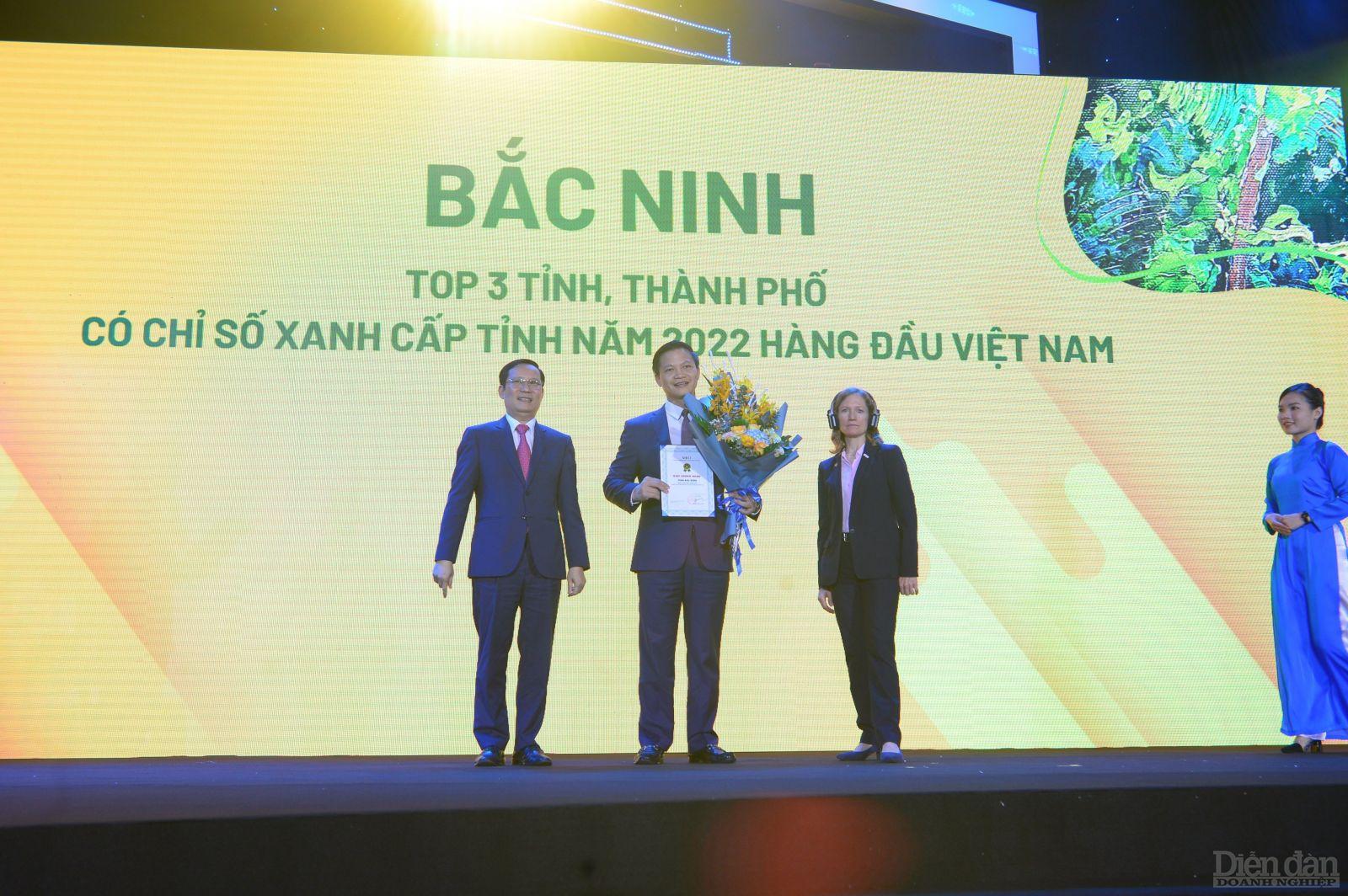 Ông Vương Quốc Tuấn – Phó Chủ tịch thường trực UBND tỉnh Bắc Ninh nhận kỷ niệm chương của VCCI đối với những địa phương Top 10 PCI cả nước