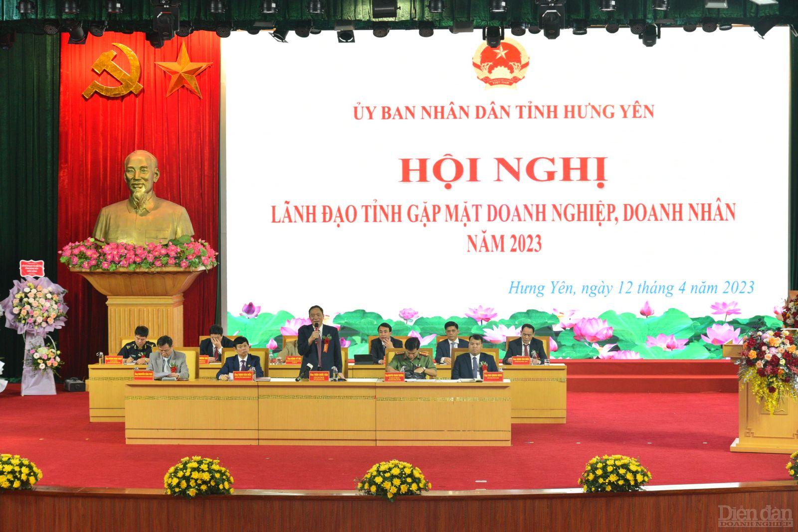 Chủ tịch UBND tỉnh Hưng Yên – Trần Quốc Văn (đứng giữa) trực tiếp đối thoại, tháo gỡ khó khăn cho doanh nghiệp, doanh nhân