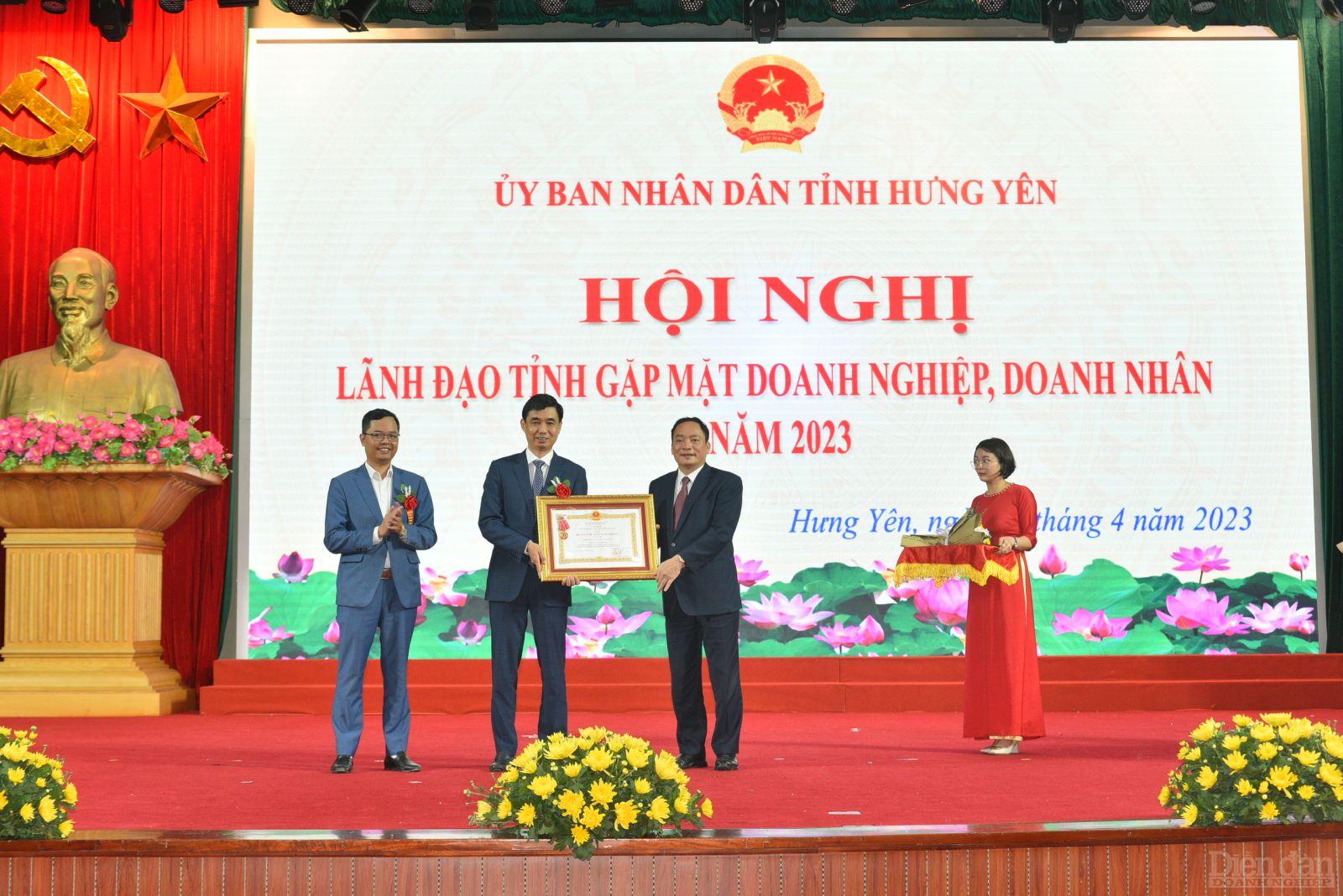 Tổng Giám đốc Tập đoàn Hòa Phát - Nguyễn Việt Thắng nhận Huân chương Lao động hạng Nhì của Chủ tịch nước