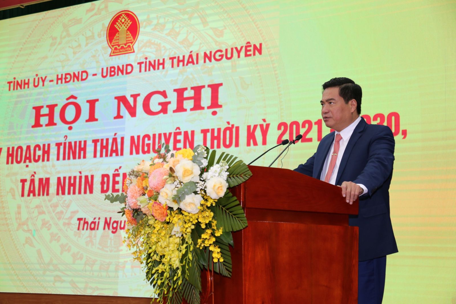 Ông Lê Quang Tiến - Phó Chủ tịch UBND tỉnh Thái Nguyên thừa ủy quyền của Thủ tướng Chính phủ đọc Quyết định phê duyệt Quy hoạch tỉnh Thái Nguyên thời kỳ 2021-2030, tầm nhìn đến năm 2050.
