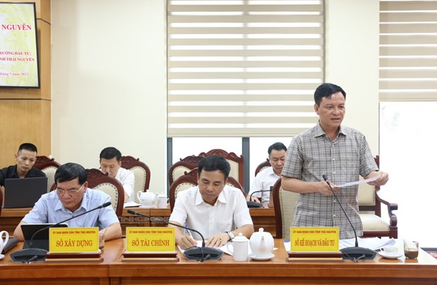 Ông Hà Văn Dương, Giám đốc Sở Kế hoạch và Đầu tư báo cáo kết quả chỉ số PCI năm 2022