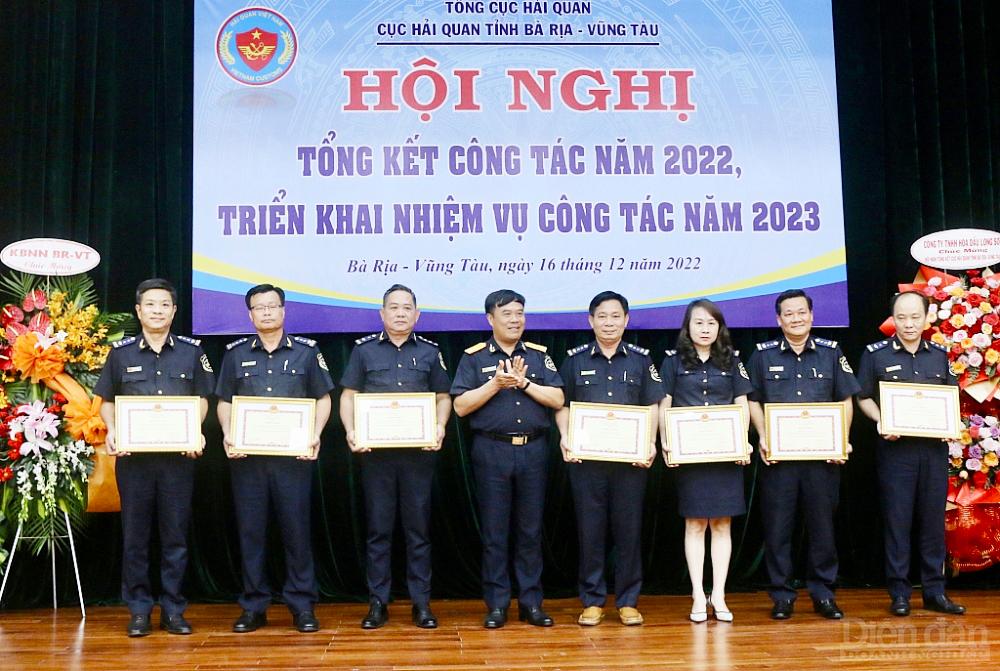 Phó Tổng cục trưởng Tổng cục Hải quan Nguyễn Văn Thọ trao tặng Bằng khen của Bộ Tài chính cho các tập thể tại Cục Hải quan Bà Rịa – Vũng Tàu năm 2022