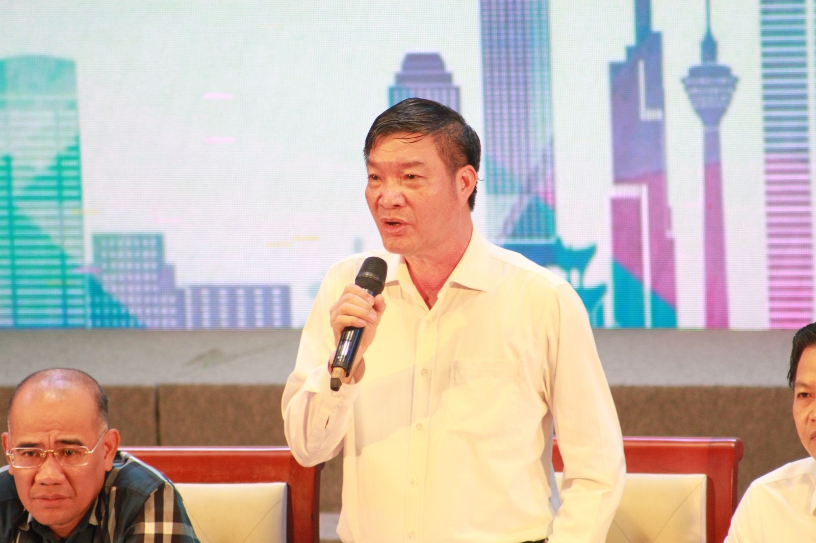 Ông Nguyễn Đình Xuân, Giám đốc Sở KHĐT tỉnh Bắc Ninh giải đáp thắc mắc của doanh nghiệp tại Hội nghị đối thoại doanh nghiệp năm 2023