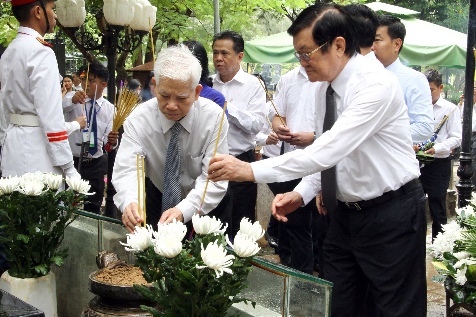Nguyên Chủ tịch nước Nguyễn Minh Triết và Trương Tấn Sang thắp hương tri ân các Anh hùng liệt sĩ