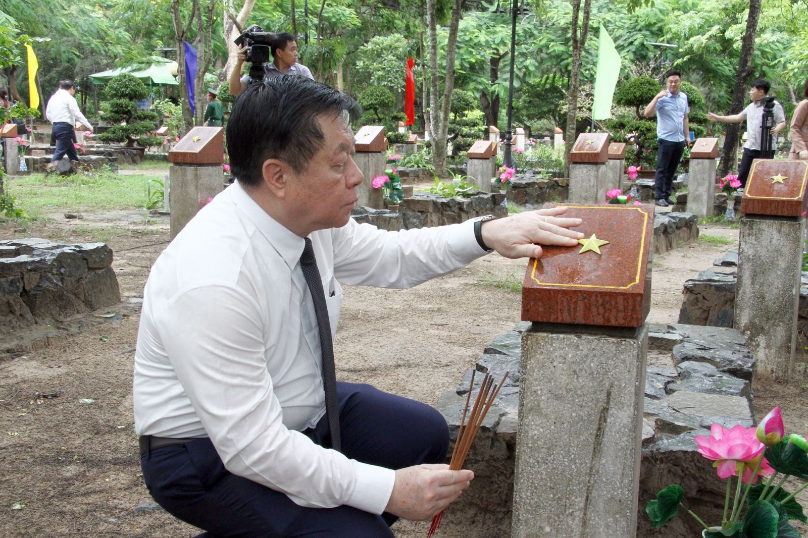 Trưởng ban Tuyên giáo Trung ương Nguyễn Trọng Nghĩa viếng mộ các Anh hùng liệt sĩ