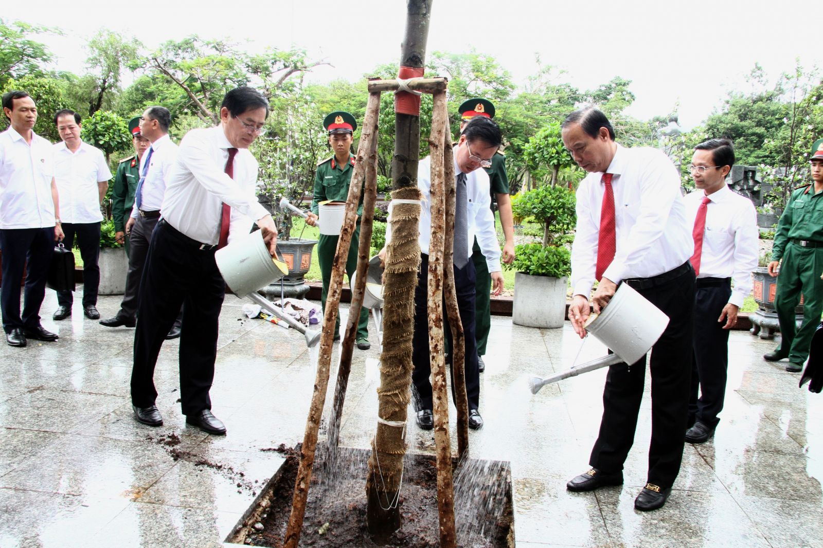 Chủ tịch UBND tỉnh Bà Rịa – Vũng Tàu Nguyễn Văn Thọ trồng cây lưu niệm tại nghĩa trang